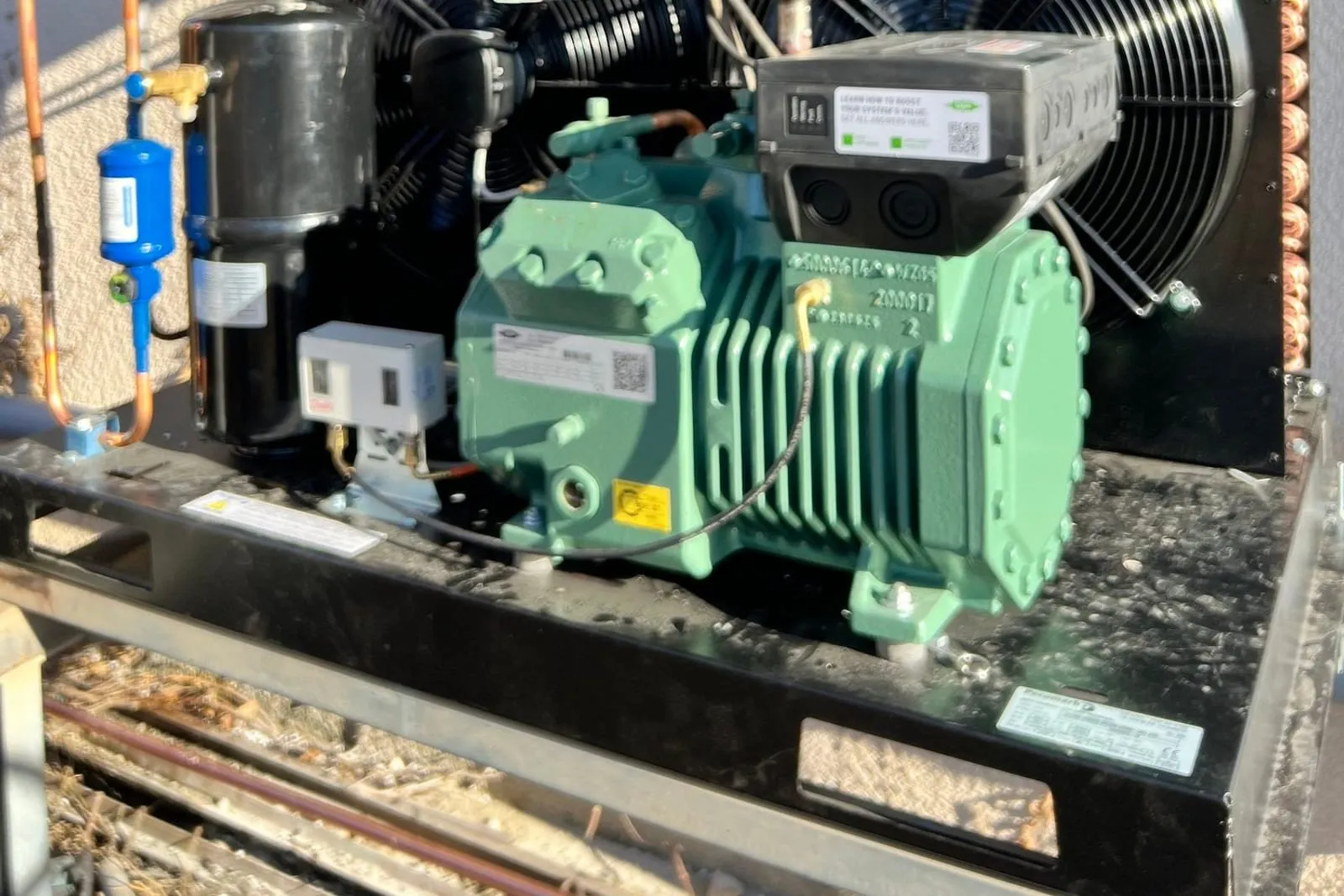 Groupe frigorifique avec compresseur semi-hermétique vert, condenseur et raccordements cuivre