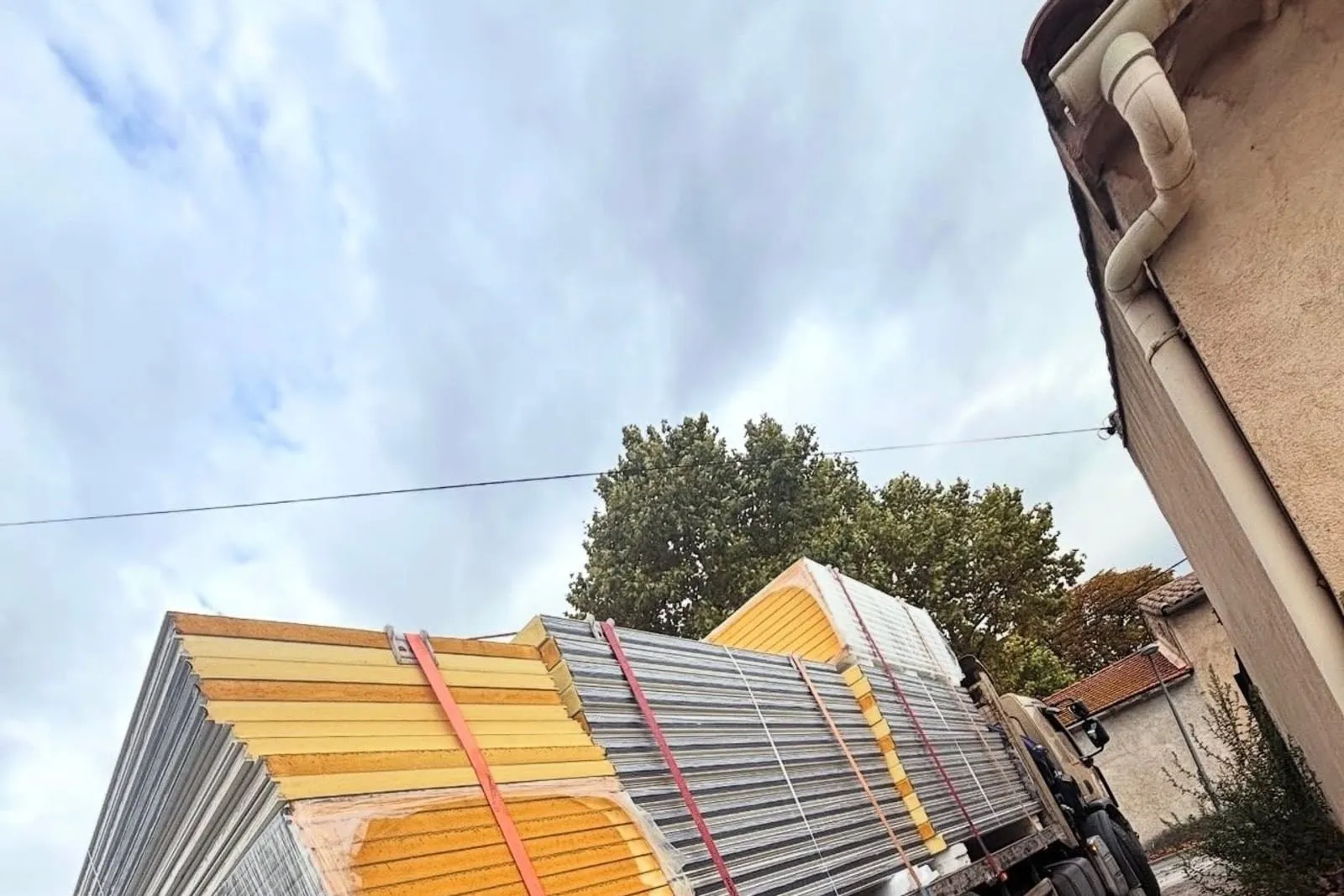 Détail du chargement de panneaux sandwich sanglés sur le plateau du camion