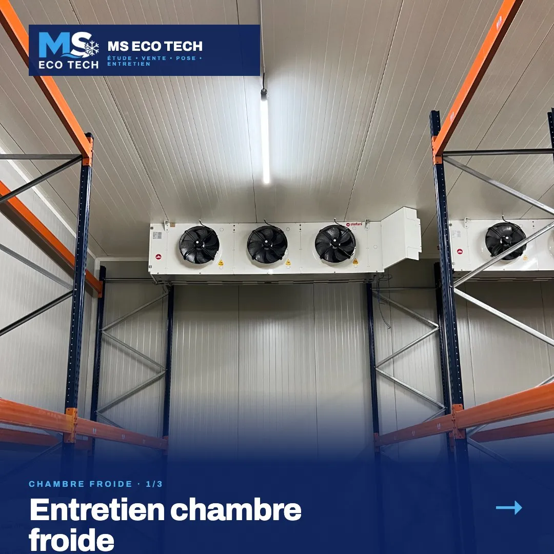 Entretien chambre froide, visuel 1 sur 3 : évaporateurs à trois ventilateurs au plafond d'une chambre froide avec rayonnages