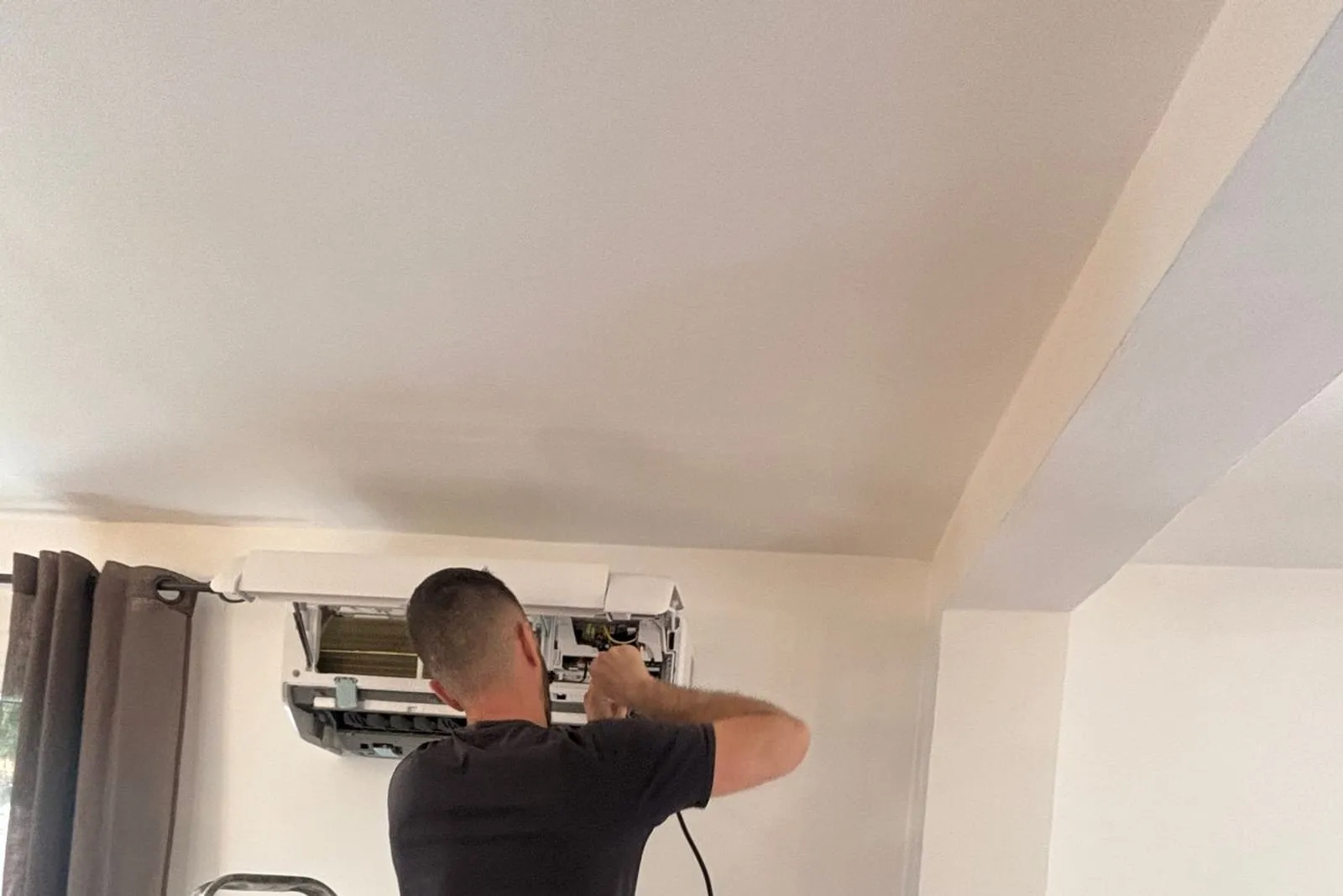 Technicien MS ECO TECH en intervention sur une unité intérieure de climatisation murale